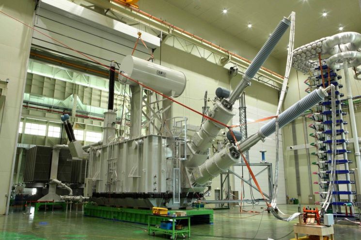 LS일렉트릭의 HVDC(초고압 직류송전) CTR(변환용 변압기)에 대해 초고압 시험이 진행되고 있다. LS일렉트릭.