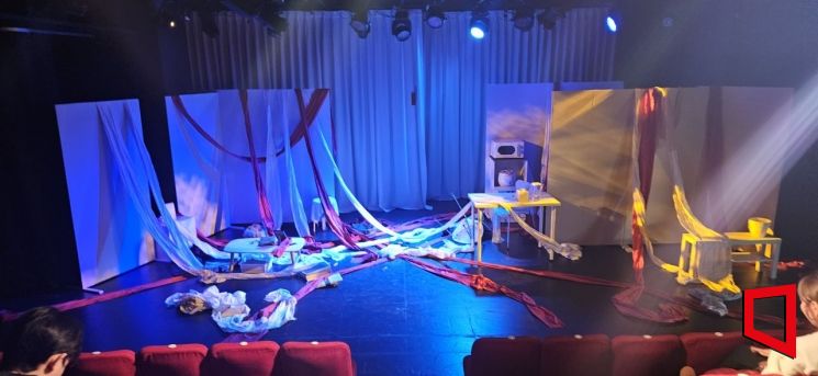 닫힌 마음의 시대를 비추다…극단 지구연극, 신작 ‘닫힌 문’ 권병건 기자