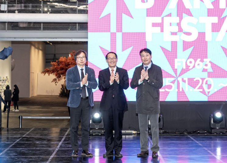 한국주택금융공사가 부산문화재단에 기부금을 전달하고 기념촬영하고 있다. 한국주택금융공사 제공