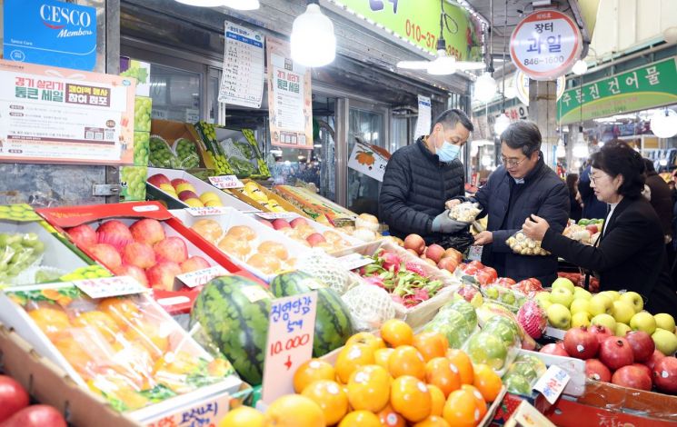 김동연 경기도지사가 22일 의정부 행복로에서 열린 '2025년 하반기 경기 살리기 통큰세일'에 참석해 전통시장을 살펴보고 있다. 경기도 제공