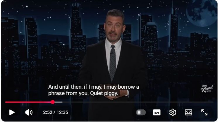 지미 키멀이 '지미 키멀 라이브!'에서 트럼프 대통령을 향해 "조용히 해, 돼지야"라고 말하고 있다. 지미 키멀 라이브 유튜브.
