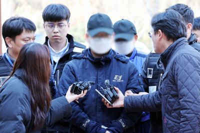 대형 카페리 여객선 퀸제누비아2호를 좌초시켜 탑승객들을 다치게 한 혐의(중과실치상)를 받는 일등항해사와 인도네시아 국적 조타수가 22일 오후 광주지방법원 목포지원에서 열리는 구속 전 피의자 심문(영장실질심사)에 출석하고 있다. 연합뉴스