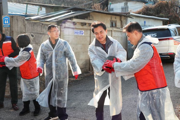 김진태 강원특별자치도지사가 22일 춘천 효자동 일원에서 도청 건축 공무원 등과 함께 연탄을 전달하고 있다. 강원도 제공