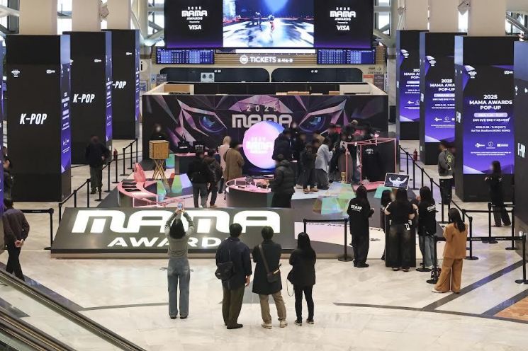 신세계백화점이 K-POP 시상식 '2025 마마 어워즈(MAMA AWARDS)'의 공식 팝업을 국내 단독으로 선보인다고 23일 밝혔다. 신세계백화점 제공