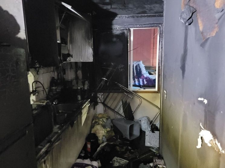 경남 진주시 상봉동의 한 원룸 건물 화재 현장. 경남소방본부 제공