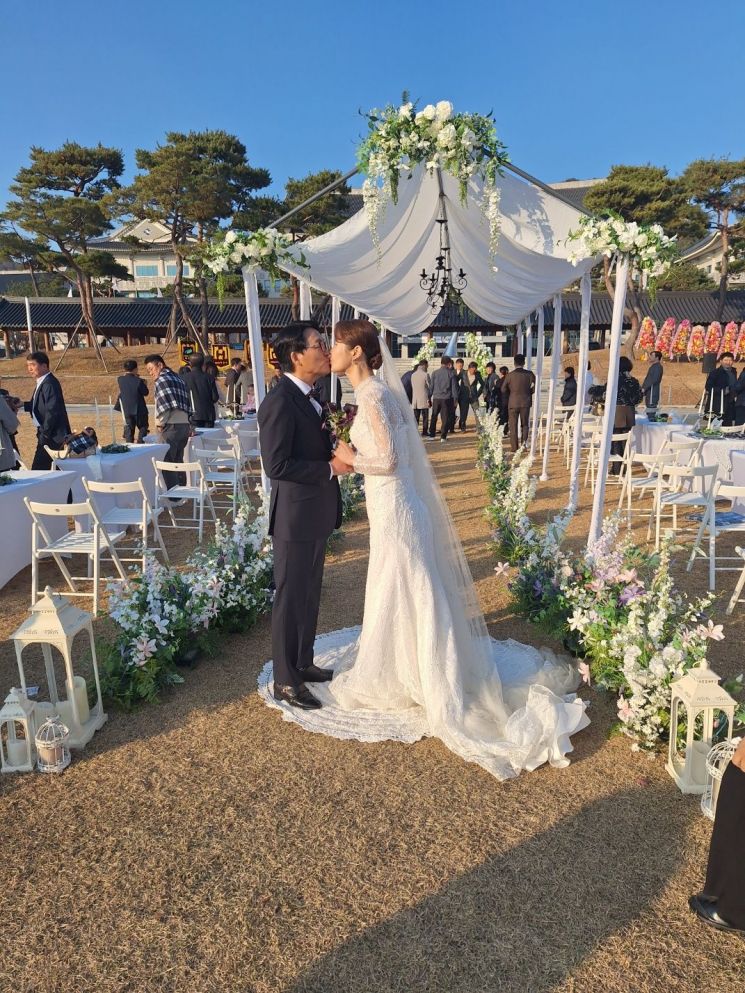 경북도청 신청사 건립 이후 최초로 잔디마당에서 결혼식을 올린 조용국(56)·나영희(49)커플이 하객들 앞에서 입맞춤을 하고 있다.