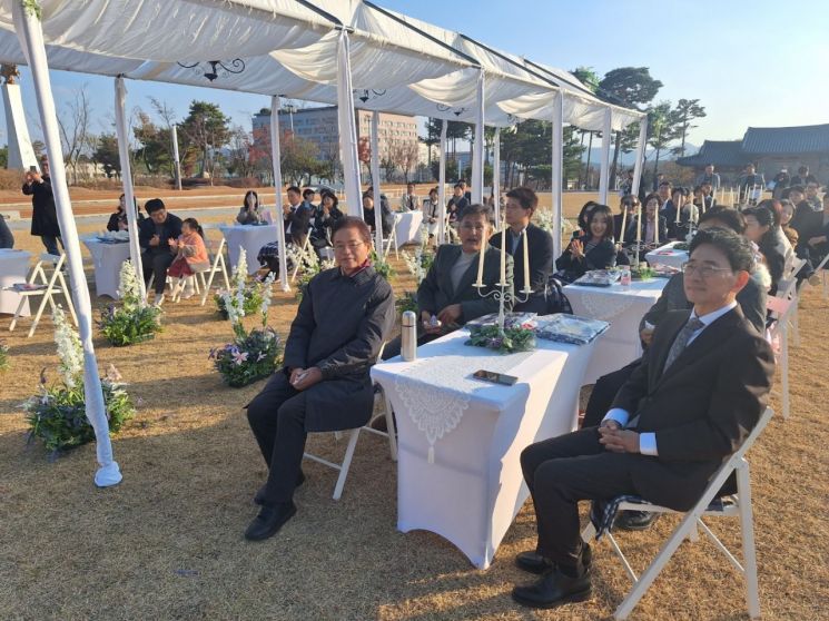 신랑 조용국 씨의 혼주를 대신해 이철우 경북도지사, 박성만 경북도의장, 전광렬 배우가 앉아 있다.