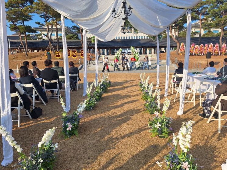 케이팝 댄스팀 ' 프랭커스가 축하공연을 하는 모습.