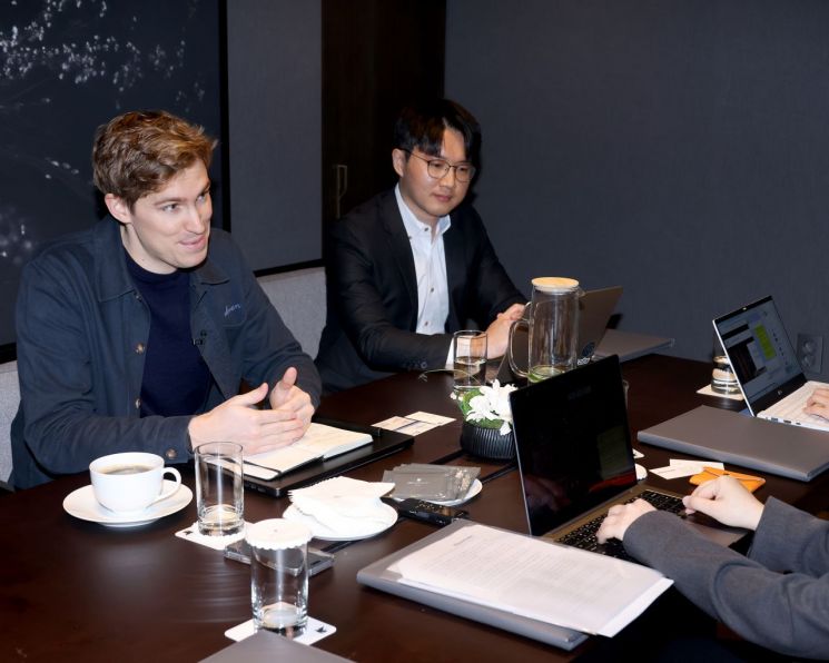 일레븐랩스의 마티 스타니셰프스키 CEO와 홍상원 한국 지사장이 21일 서울 서초구 JW메리어트 호텔에서 아시아경제와 인터뷰를 하고 있다. 일레븐랩스 제공