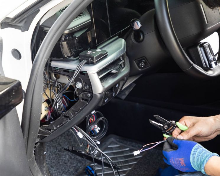 교통안전공단 시범사업으로 페달 오조작 방지장치를 설치하는 모습. 장치를 설치하면 페달 오조작 시 빨간 불과 소리로 신호를 준다. 한국교통안전공단 제공