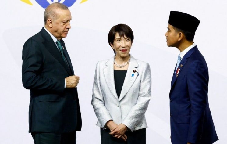 22일(현지시각) 남아프리카공화국 요하네스버그에서 열린 주요20개(G20) 정상회의에 참석한 다카이치 사나에 일본 총리(가운데). 로이터 연합뉴스