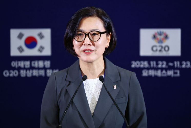 오현주 국가안보실 제3차장이 23일(현지시간) 남아프리카공화국 요하네스버그의 한 호텔에 마련된 한국 취재단 기자실에서 G20 정상회의 관련 브리핑을 하고 있다. 연합뉴스