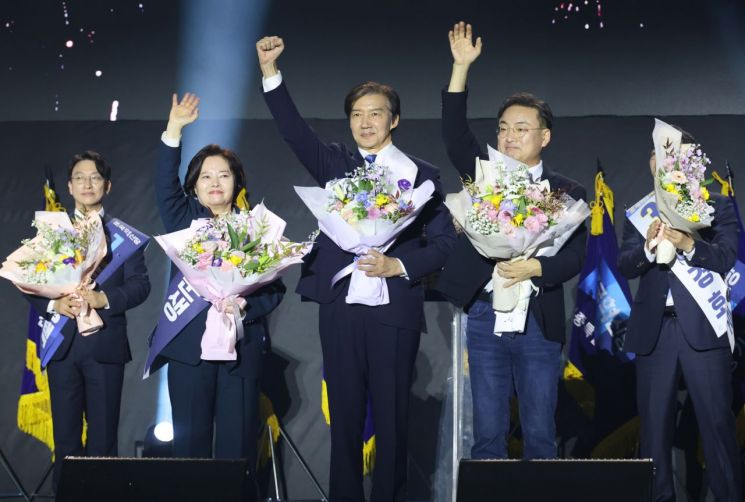 조국 조국혁신당 신임 대표(사진 가운데)가 23일 오후 청주 오스코에서 열린 전당대회에서 당 대표로 선출된 뒤 최고위원들과 함께 인사하고 있다. 연합뉴스