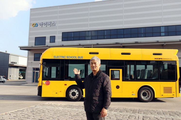 지난 20일 강주일 아이버스 대표가 전북 김제시 백구농공단지 내 신사업장을 소개하고 있다. 뒤편의 차량은 이날 처음 공개된 9m급 전기버스 신형 모델로, 강 대표가 기자단을 이 장소로 이동시키기 위해 직접 운전한 차량이다. 이노비즈협회