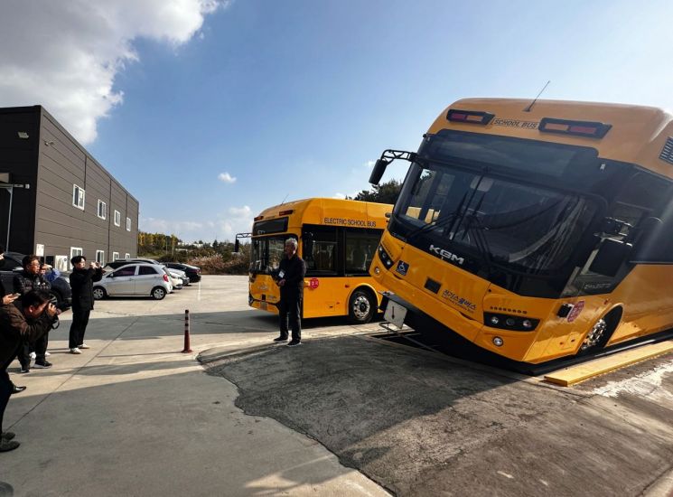 지난 20일 강주일 아이버스 대표가 기자단 앞에서 대형 버스의 '최대안전 경사각 테스트'를 시연하고 있다. 이노비즈협회