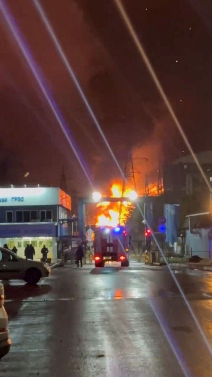 23일(현지시간) 우크라이나 드론의 공격을 받아 화재가 발생한 러시아 샤투라 발전소 주변에서 불길과 연기가 치솟는 모습. 로이터·연합뉴스