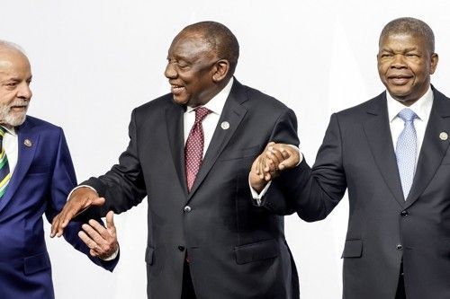 기념촬영하며 손 잡는 브라질, 남아공, 앙골라 정상. 로이터·연합뉴스