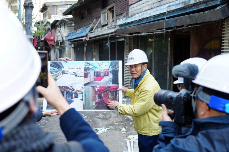 이승로 성북구청장이 일명 '미아리 텍사스'로 불리던 신월곡1구역 현장에서 철거 현황에 대해 설명하고 있다. 성북구 제공.