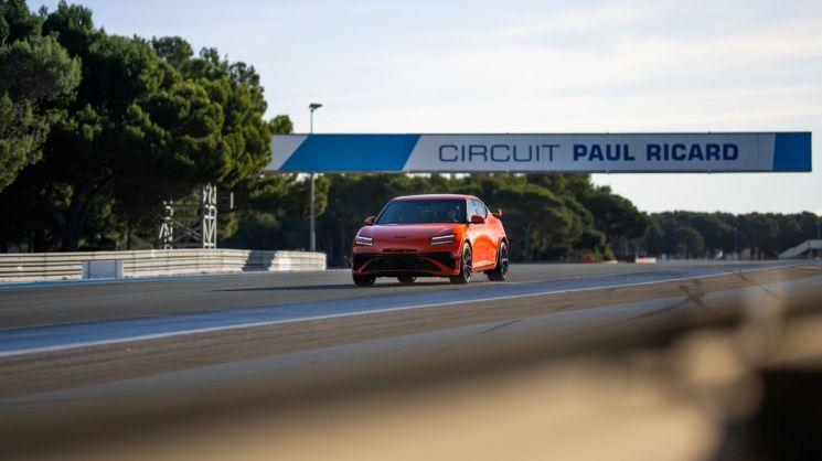 프랑스 남부 르 카스텔레 지역에 위치한 폴 리카르 서킷을 달리는 제네시스 고성능 전기차 GV60 마그마. 제네시스 제공