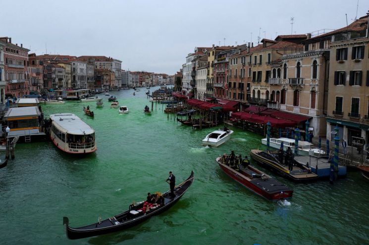 "Why Did the Sea Turn Green in Venice?"... A Warning of the 'Great Catastrophe' Sweeping Europe