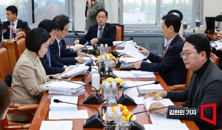 24일 서울 여의도 국회에서 기획재정위원회 조세소위원회의가 열리고 있다. 이번 회의에서는 조세특례제한법 개정안 등이 논의된다. 2025.11.24 김현민 기자