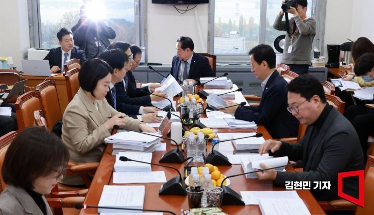 24일 서울 여의도 국회에서 기획재정위원회 조세소위원회의가 열리고 있다. 이번 회의에서는 조세특례제한법 개정안 등이 논의된다. 2025.11.24 김현민 기자