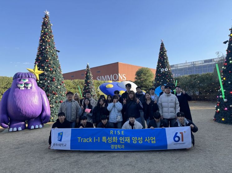 전주대 경영학과 학생 25명이 지난 21일 경기도 이천시에 소재한 시몬스 팩토리움을 현장 탐방했다. 전주대 제공