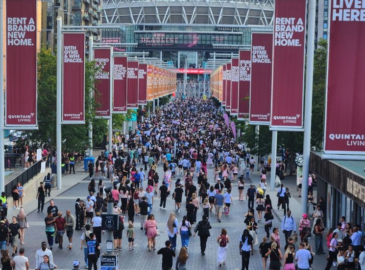 걸그룹 블랙핑크의 월드투어 '데드라인' 런던 첫 공연이 펼쳐진 15일(현지시간) 오후 관객들이 영국 런던 웸블리 스타디움을 향해 줄지어 걸어가고 있다. 2025.8.16 연합뉴스