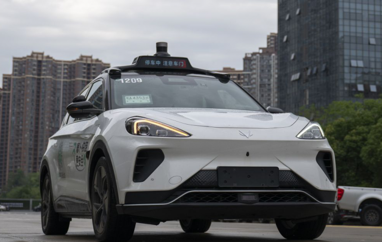 지난 6월 중국 후베이성 중부 우한에서 열린 도로 테스트 중 바이두의 아폴로 고 자율주행차의 모습. 연합뉴스