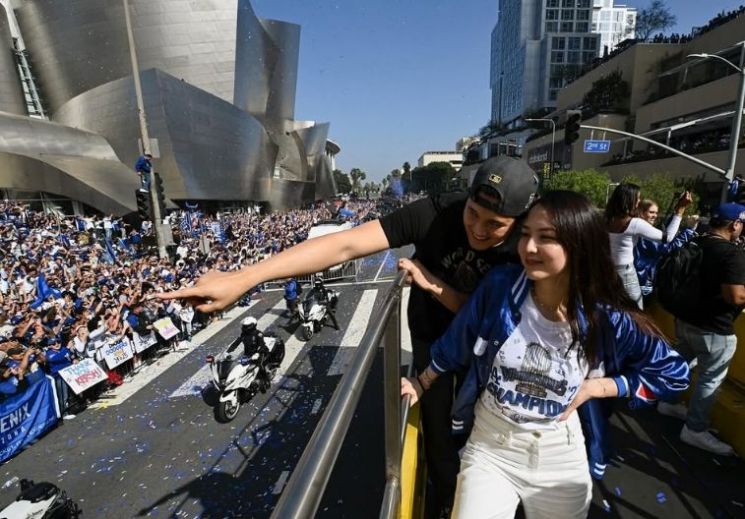일본에서 이상적인 연예인 부부 2위로 선정된 오타니 쇼헤이-마미코 부부가 LA 다저스의 월드시리즈 우승 기념 퍼레이드에서 함께 하고 있다. 오타니 인스타그램