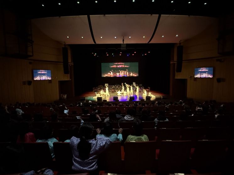 영덕문화예술교육축제에 400여명의 관객이 모여 예술교육생들의 발표 무대를 감상했다. 영덕문화관광재단 제공