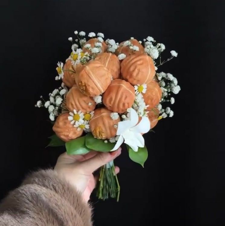 배우 이장우와 조혜원 결혼식의 '호두과자 부케'. 부창제과 인스타그램