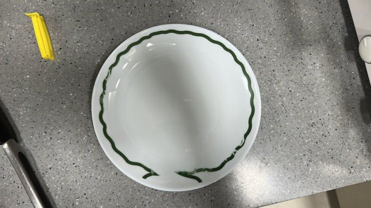 써브웨이가 겨울 한정으로 출시한 '랍스터 샌드위치 컬렉션' 굿즈 접시가 지워진 모습. 엑스(X, 옛 트위터) 캡처