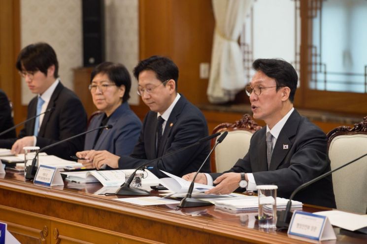 김민석 국무총리가 24일 오전 서울 종로구 정부서울청사 본관 대회의실에서 '제1회 과학기술관계장관회의' 를 주재하고 있다. 과기정통부 제공