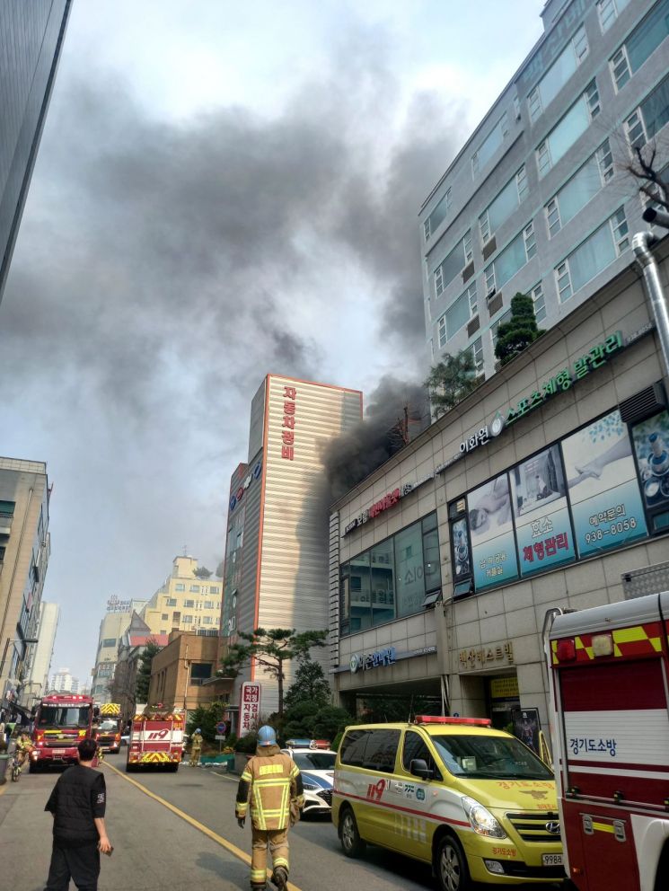 24일 정오쯤 고양시 덕양구 행신동 소재의 4층짜리 자동차정비공장에서 화재가 발생해 출동한 소방당국이 화재를 진압하고 있다. 경기도북부소방재난본부 제공.