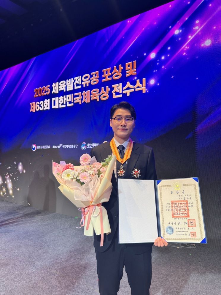 ‘2025 체육발전유공 포상 및 제63회 대한민국체육상 전수식’에서 체육훈장‘맹호장’을 수여받은 임안수 선수. 고양특례시 제공