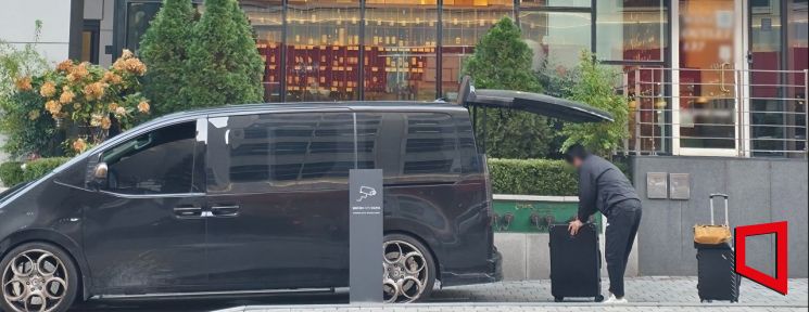 서울 중구 명동에 있는 한 호텔 앞에서 '허'자 면호판을 단 승합차가 외국인 관광객의 짐을 실어 나르고 있다. 최영찬 기자