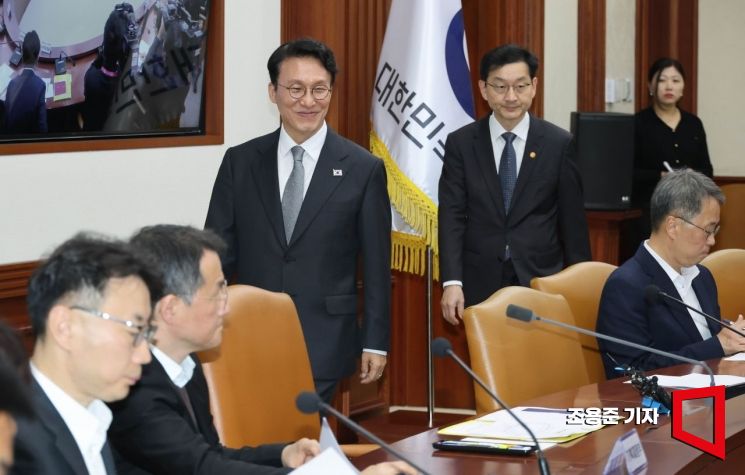 [포토] 헌법존중 정부혁신 TF 간담회 입장하는 김민석 총리