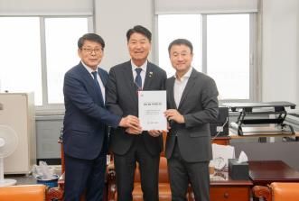 함명준 고성군수가 지역 현안사업의 국비 확보 및 문제 해결을 위해  24일부터 25일까지 국회 및 중앙부처(국토교통부, 해양수산부, 환경부 등)를 연이어 방문한다. 강원 고성군 제공