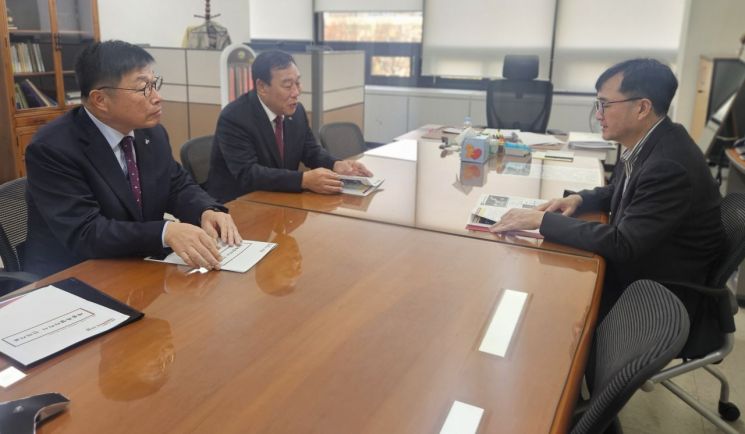 최민호 세종시장과 이승원 경제부시장이 임기근 제2차관과 면담을 나누고 있다.