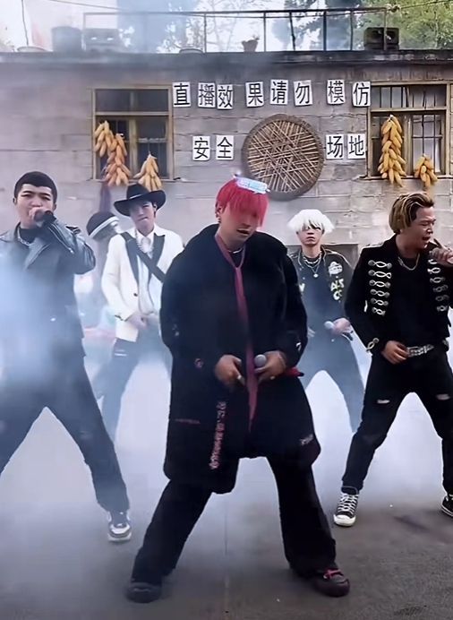 K팝 그룹 '빅뱅'을 흉내낸 중국의 뱅산카라카. 틱톡 캡처