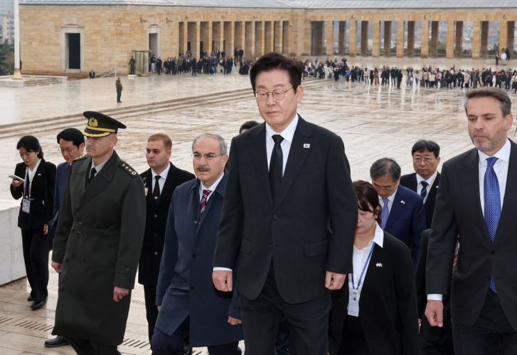 튀르키예를 국빈 방문 중인 이재명 대통령이 24일(현지시간) 앙카라에 위치한 튀르키예의 초대 대통령 '무스타파 케말 아타튀르크'의 묘소를 찾아 헌화를 위해 이동하고 있다. 연합뉴스