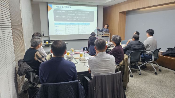 구직자들이 지난 5일 서울 중구에 위치한 중장년내일센터에서 '해외전문인력 자문역량 2차 교육'을 수강하고 있다. 메인비즈협회