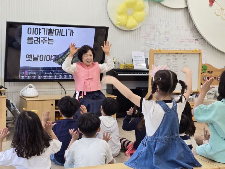 문체부 5년 이상 활동한 '이야기할머니'에게 감사패