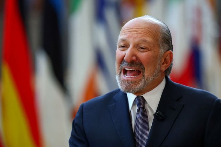 하워드 러트닉 미 상무장관이 24일(현지시간) 벨기에 브뤼셀에서 열린 EU 통상장관들과의 업무 오찬에 참석한 뒤 취재진과 대화하고 있다 로이터연합뉴스