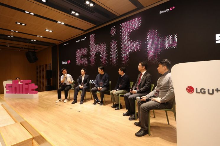 LG유플러스가 기술 경쟁력을 갖춘 국내 AI 스타트업의 성장과 글로벌 진출을 지원한다. 홍범식 대표(왼쪽)이 쉬프트 2기에 선발된 스타트업 대표와 기념사진을 촬영하는 모습. 사진제공=LG유플러스