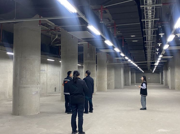 수원시가 지하연계 복합건축물 대상 재난대응 및 지원체계 실태점검을 하고 있다. 수원시 제공