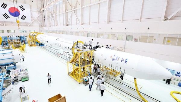 고흥 나로우주센터 조립동에서 지난 19일 연구진들이 누리호 4차 발사 총조립을 수행하고 있다. 연합뉴스 제공