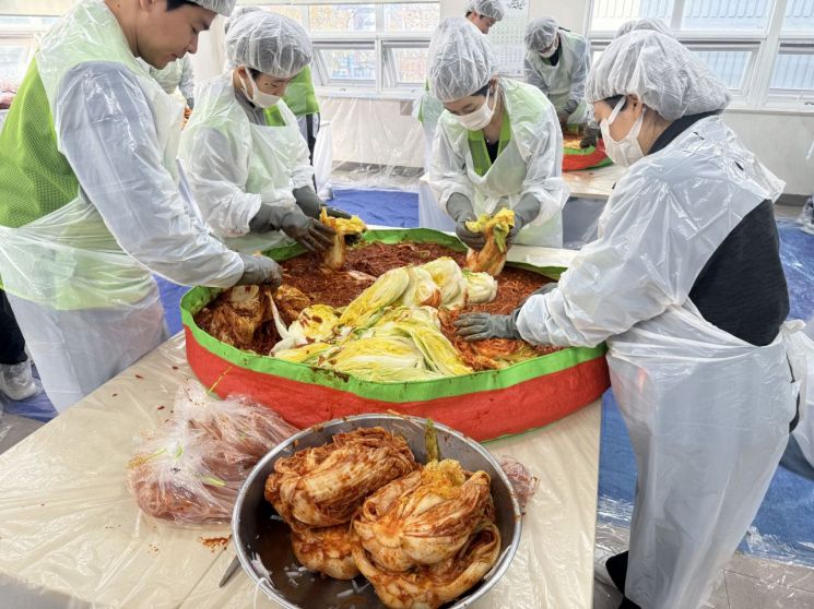 DB손해보험 임직원들이 지난 22일 취약계층을 위한 사랑의 김장 봉사활동을 실시했다. DB손보