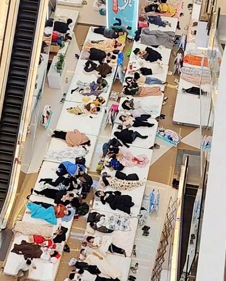 "기저귀까지 찼다" 쇼핑몰서 240명 '벌러덩'…33시간 버틴 남성 결국